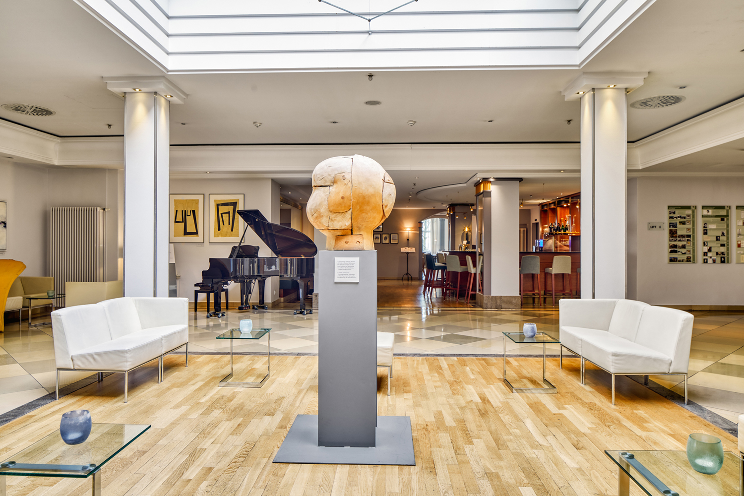 Lobby mit Skulptur