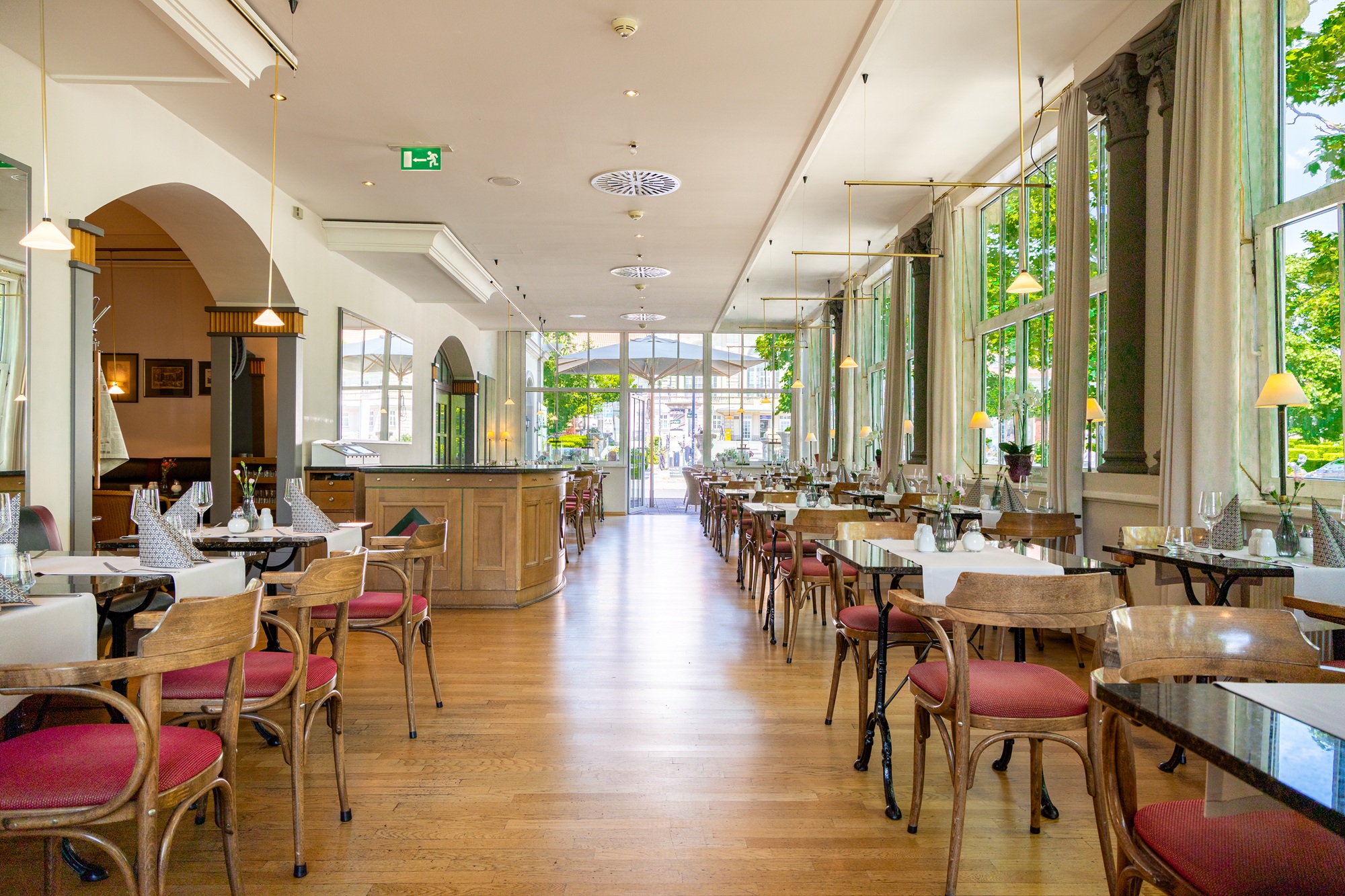 Restaurant "Wintergarten" mit elegant eingedeckten Tischen.